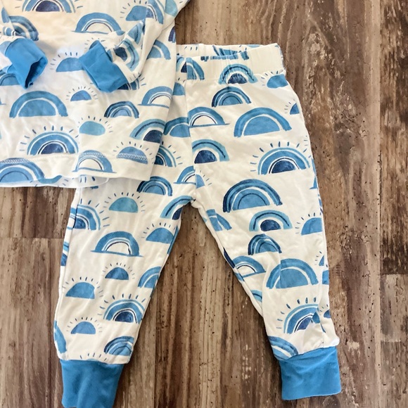 Angel dear 6-12 months pajamas blue rainbows two piece set pjs - Picture 4 of 4